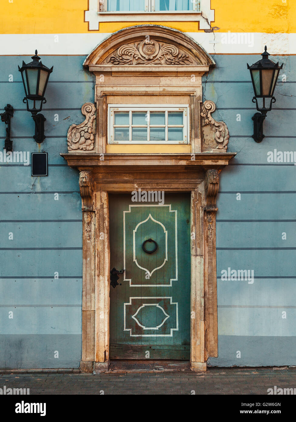 Vintage Tür auf ein altes Gebäude-Fassade mit Retro-Lampe in Altstadt Riga, Lettland Stockfoto