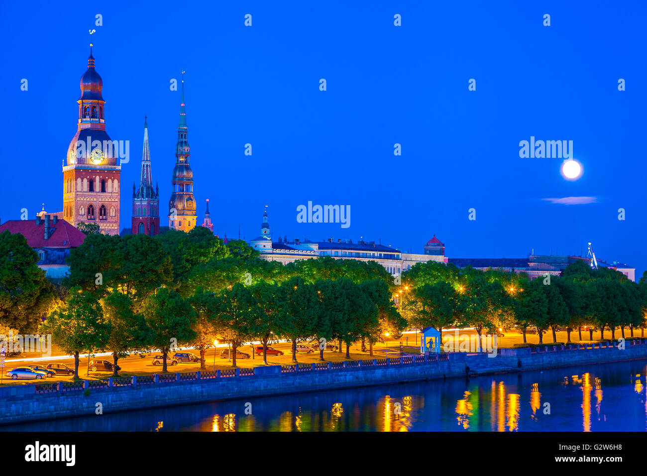 Die Altstadt von Riga mit Reflexion in den Fluss Daugava in der Nacht. Riga, Lettland Stockfoto