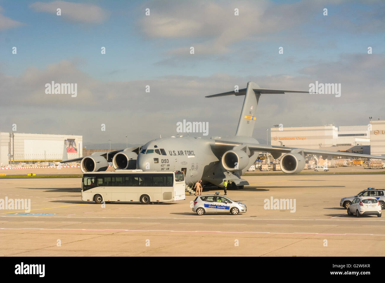 Flughafen Frankfurt: US-Luftwaffe Boeing C - 17A Globemaster III, strategische Transportflugzeug auf dem Vorfeld, Deutschland, Hessen, Hessen, Frank Stockfoto