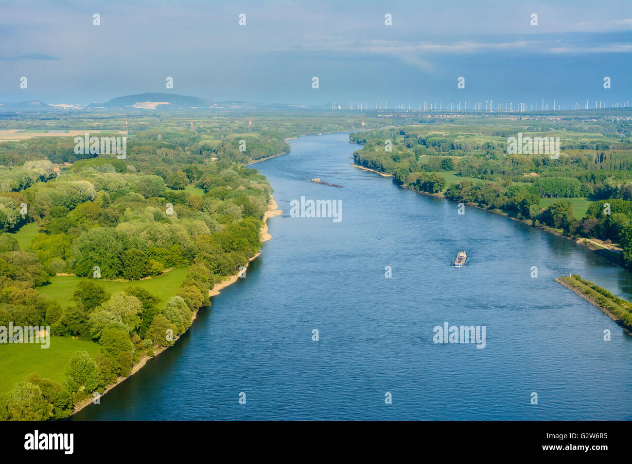 Donau mit Cargo-Schiffe, Österreich, Niederösterreich, untere Österreich Donau, Nationalpark Donauauen Stockfoto