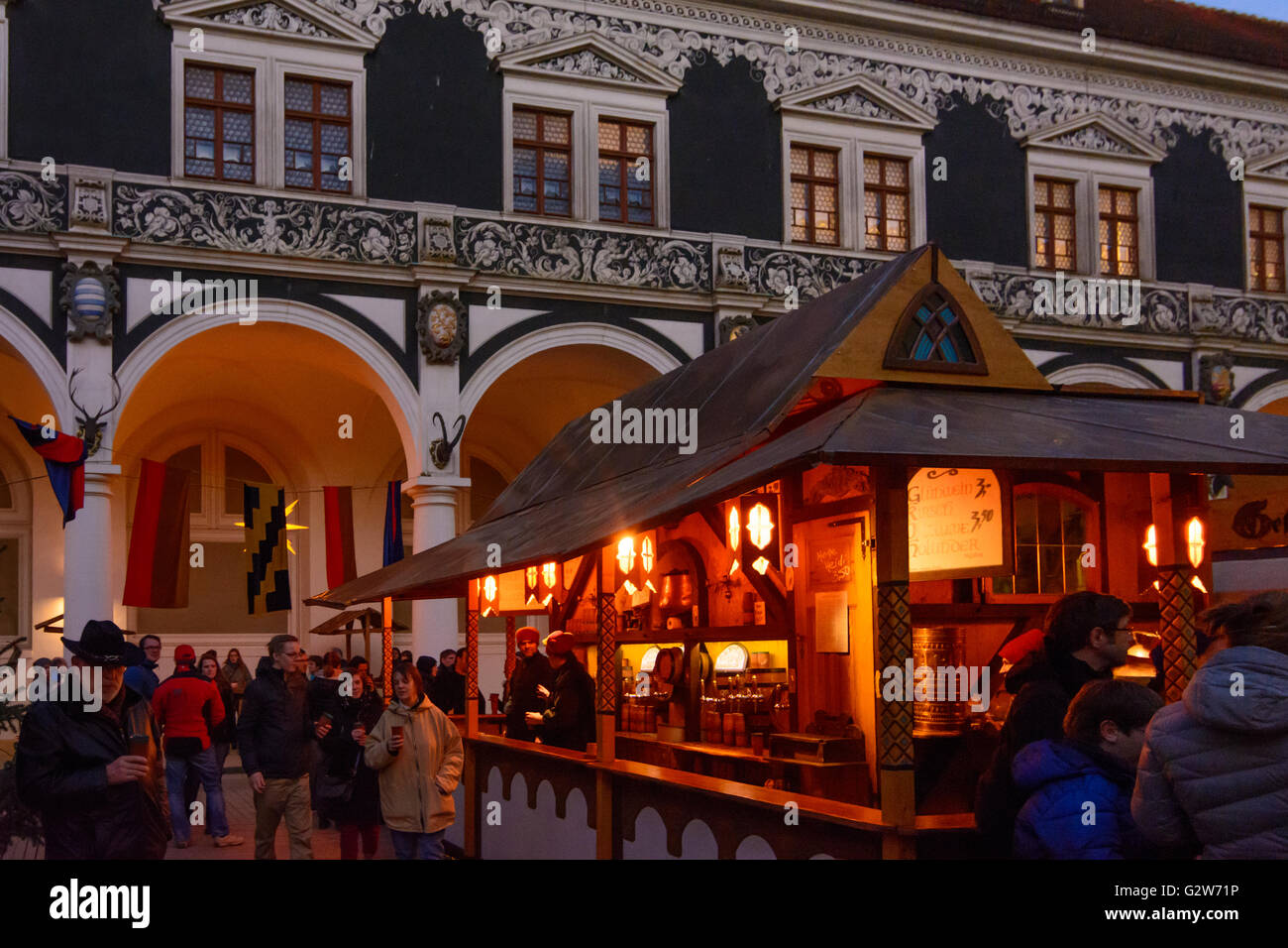 Mittelalterlicher Weihnachtsmarkt im Stallhof (Stallhof) des Schlosses mit Blick auf die Burg