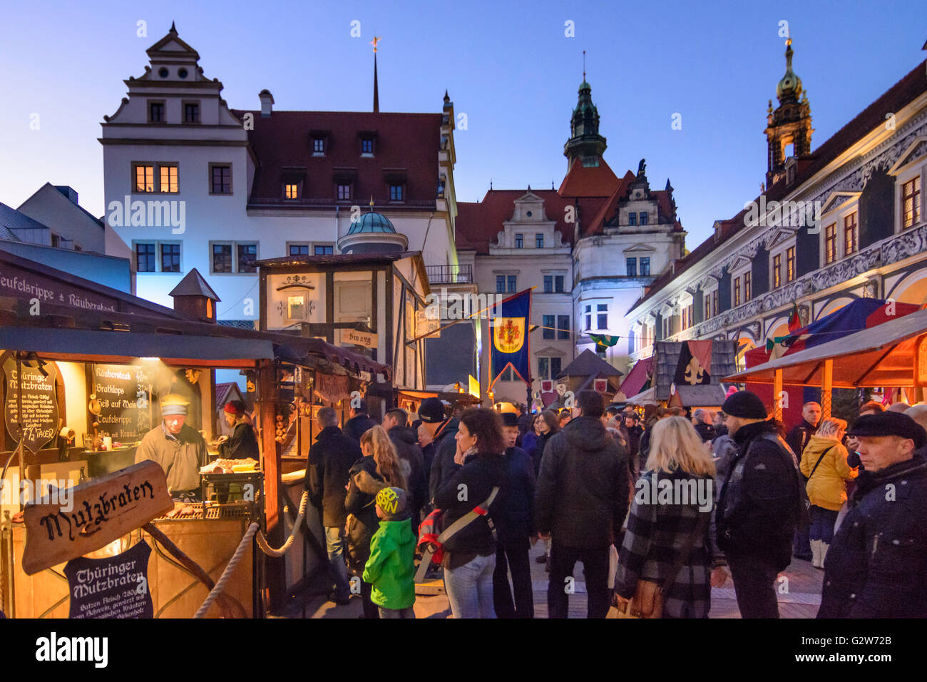 Mittelalterlicher Weihnachtsmarkt im Stallhof (Stallhof) des Schlosses mit Blick auf das Schloss