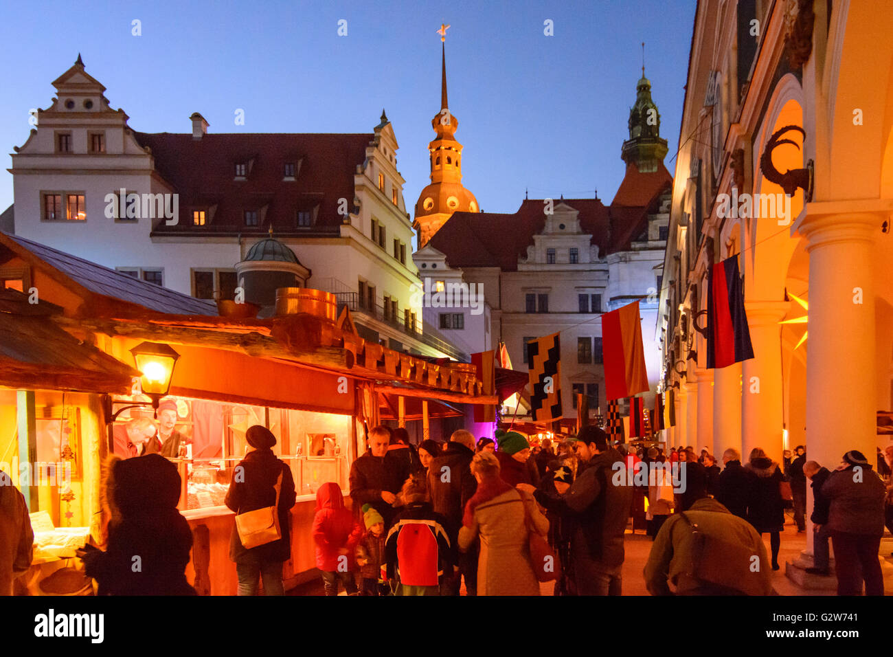 Mittelalterlicher Weihnachtsmarkt im Stallhof (Stallhof) des Schlosses mit Blick auf die Burg und Hausmannsturm, Deutschland, Dresden Stockfoto