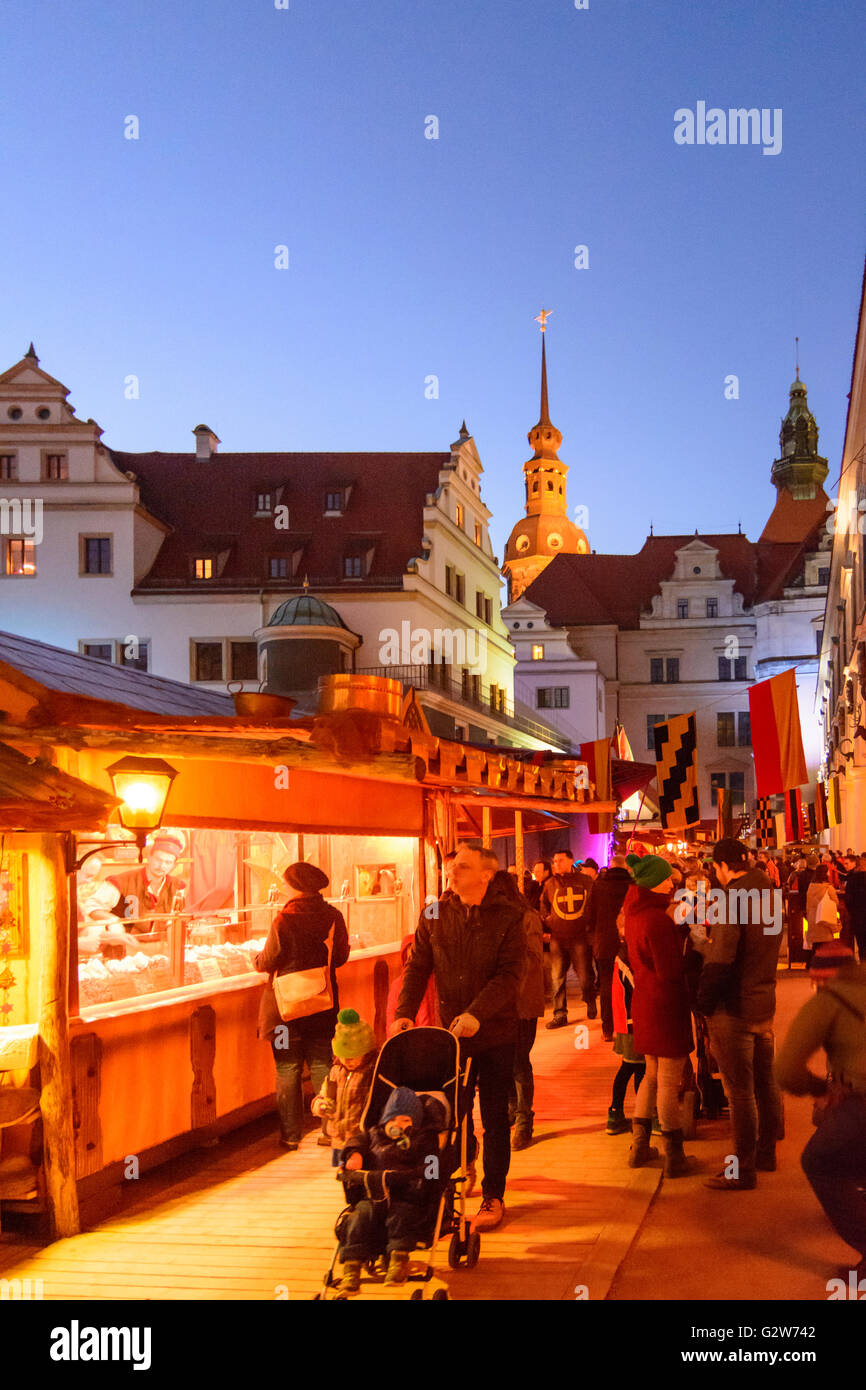 Mittelalterlicher Weihnachtsmarkt im Stallhof (Stallhof) des Schlosses mit Blick auf die Burg und Hausmannsturm, Deutschland, Dresden Stockfoto