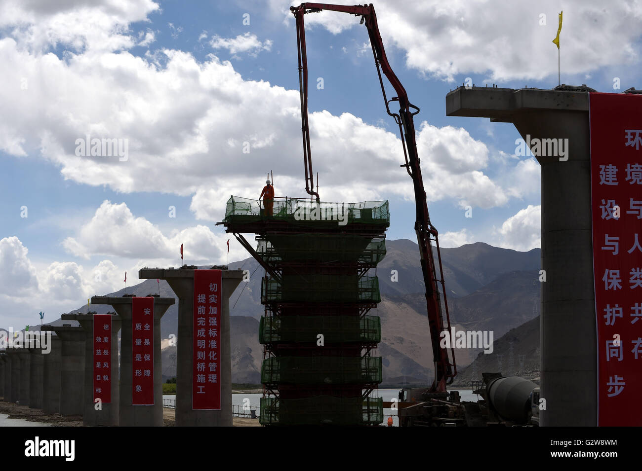 Lhasa, China Tibet autonome Region. 2. Juni 2016. Ein Arbeiter prüft Beton gießen auf einem Pier Mingze Brücke im Bau in Sangri County, Südwest-China Tibet autonome Region, 2. Juni 2016. Bauarbeiten an den 105 Piers der 3.370 m lange Mingze Brücke von Lhasa-Nyingchi Eisenbahn wurde fertig gestellt. Es ist eines der schwierigsten Bausparten der Eisenbahnlinie. © Chogo/Xinhua/Alamy Live-Nachrichten Stockfoto