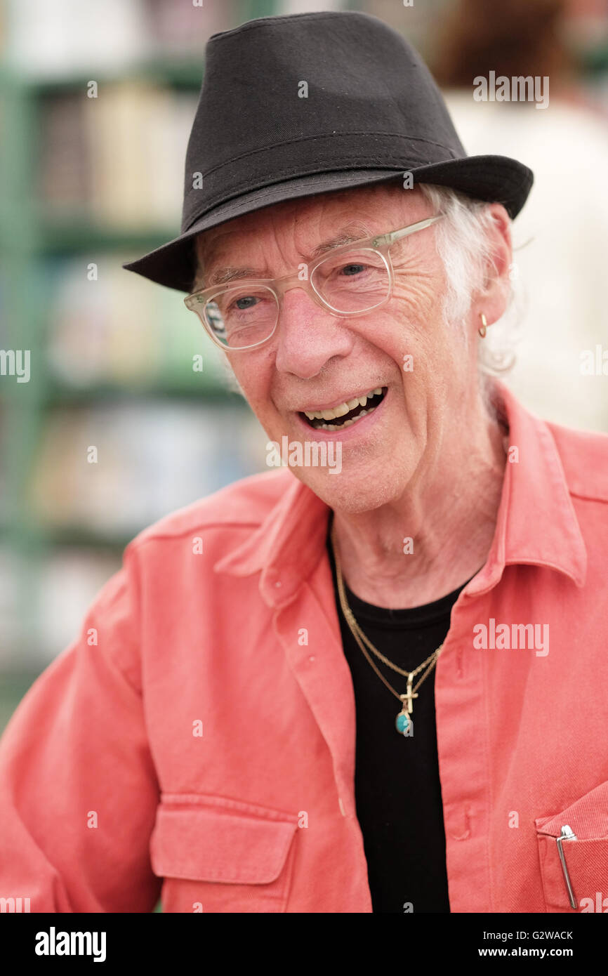 Hay-Festival, Wales, UK - Juni 2016 - Dichter und Sänger Roger McGough trifft seine jungen Leser in der Festival-Buchhandlung. Stockfoto
