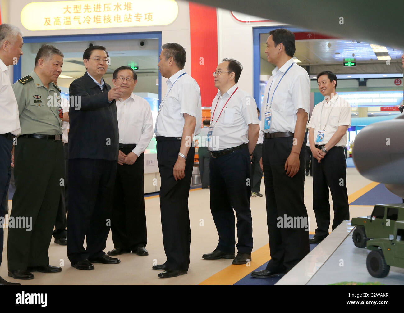 Peking, China. 3. Juni 2016. Zhang Dejiang (3. L), Vorsitzender des Standing Committee of China des nationalen Volkskongresses, besucht eine Ausstellung über Chinas Wissenschaft und Technik Leistungen den Zeitraum 12. Fünfjahresplan (2011-2015) in Peking, Hauptstadt von China, 3. Juni 2016. © Ma Zhancheng/Xinhua/Alamy Live-Nachrichten Stockfoto