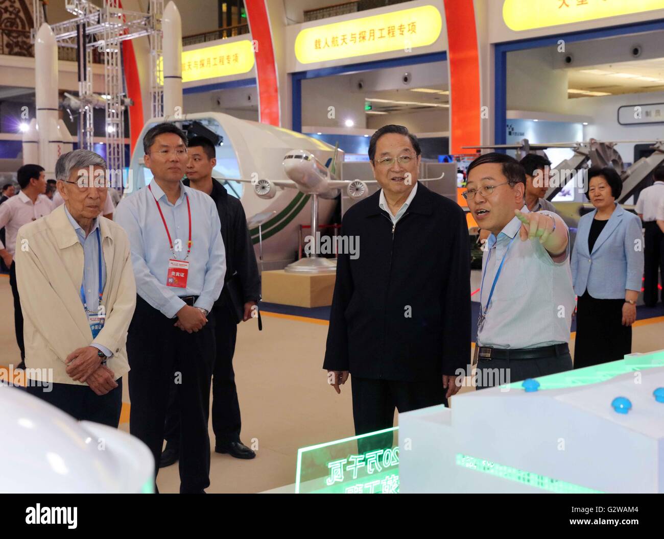 Peking, China. 3. Juni 2016. Yu Zhengsheng (2. R, vorne), Vorsitzender des Nationalkomitees des chinesischen Volkes der politischen Beratenden Konferenz (CPPCC), besucht eine Ausstellung über Chinas Wissenschaft und Technik Leistungen den Zeitraum 12. Fünfjahresplan (2011-2015) in Peking, Hauptstadt von China, 3. Juni 2016. © Liu Weibing/Xinhua/Alamy Live-Nachrichten Stockfoto