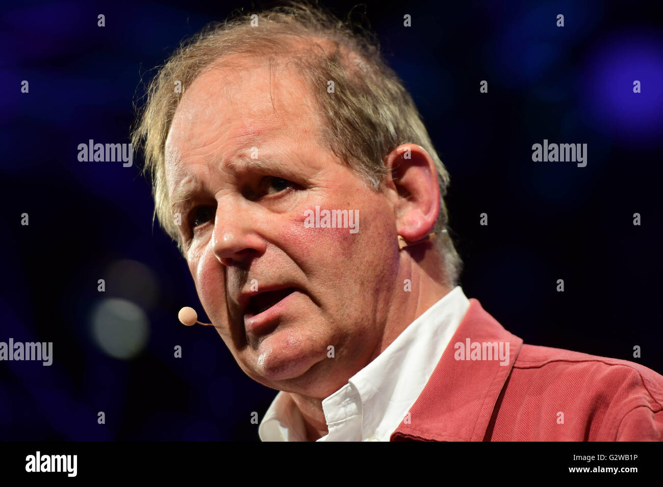 Hay Festival 2016, Hay on Wye, Powys, Wales UK Freitag, 3. Juni 2016 der Autor MICHAEL MORPURGO spricht über seinen neuen Roman "Private friedlich" 2016 Hay Festival für Literatur und Kunst für zehn Tage Ende Mai und Anfang Juni die kleine Stadt Hay on Wye an der Grenze Wales-England wird das "Woodstock des Geistes", und zieht besten einige der weltweit Schriftsteller , Schriftsteller und Dichter Bildnachweis: Keith Morris/Alamy Live-Nachrichten Stockfoto