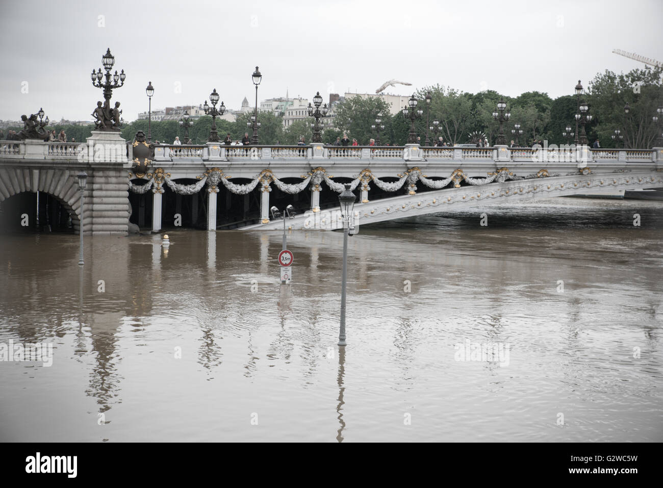 Paris, Frankreich. 3. Juni 2016. Hochwasser der Seine in Paris - Frühjahr 2016 - Pont Alexandre III Stockfoto