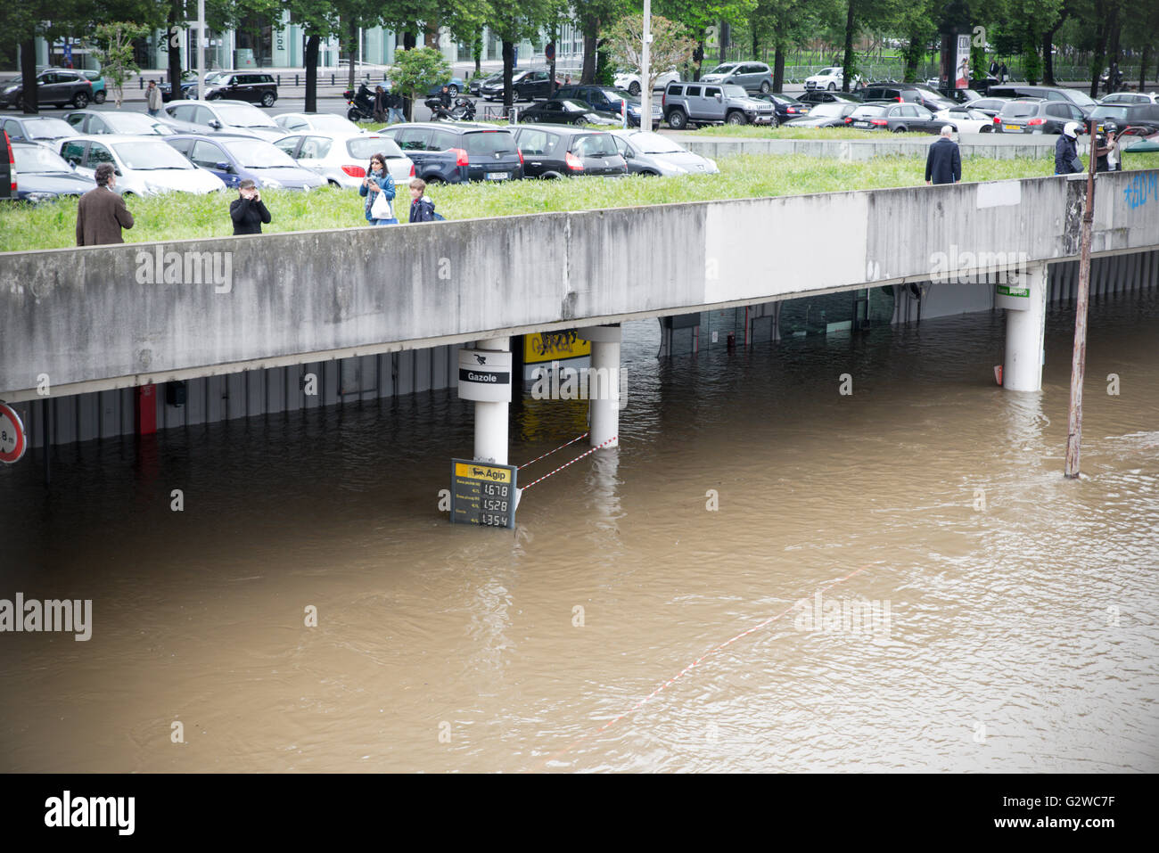 Paris, Frankreich. 3. Juni 2016. Hochwasser der Seine in Paris - Frühjahr 2016 - Tankstelle unter Wasser auf Express way rive droite Stockfoto