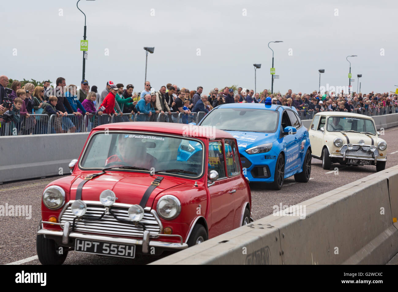 Bournemouth, Dorset UK, 3. Juni 2016. Der erste Tag der Bournemouth Räder Festival. Die italienischen Job erfolgt in Bournemouth wie Paul Swift Stuntman und Freunde führen Sie die gewagte Raub in ihren roten, blauen und weißen Minis. Credit: Carolyn Jenkins/Alamy leben Nachrichten Stockfoto