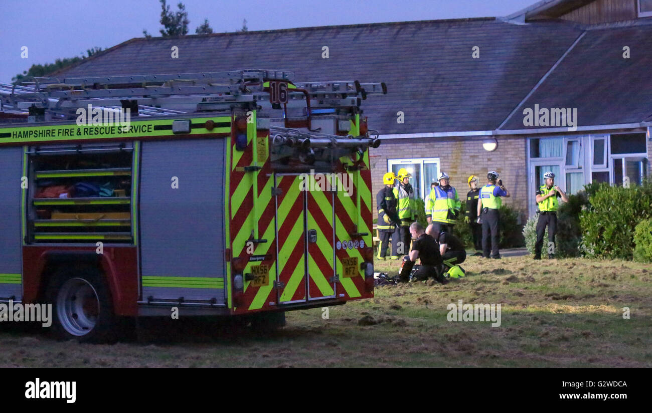 Havant, Hampshire Freitag, 3. Juni 2016 Feuer Besatzungen genannt worden in ein Krankenhaus in Havant heute Abend, nachdem ein Feuer ausgebrochen ist. Drei Mannschaften aus Havant und Cosham sind im Krankenhaus, mit zwei Geräten an der Rückseite des Anwesens Elmsleigh Krankenhaus. Das Krankenhaus wurde Mitarbeiter evakuiert und ca. 30 Patienten außerhalb gebracht worden und sind mit weißen Decken versammelten sich vor dem Haupteingang des Krankenhauses. Es gibt auch große Polizei präsentiert an der Vorderseite des Krankenhauses auf New Road. Bildnachweis: Uknip/Alamy Live-Nachrichten Stockfoto