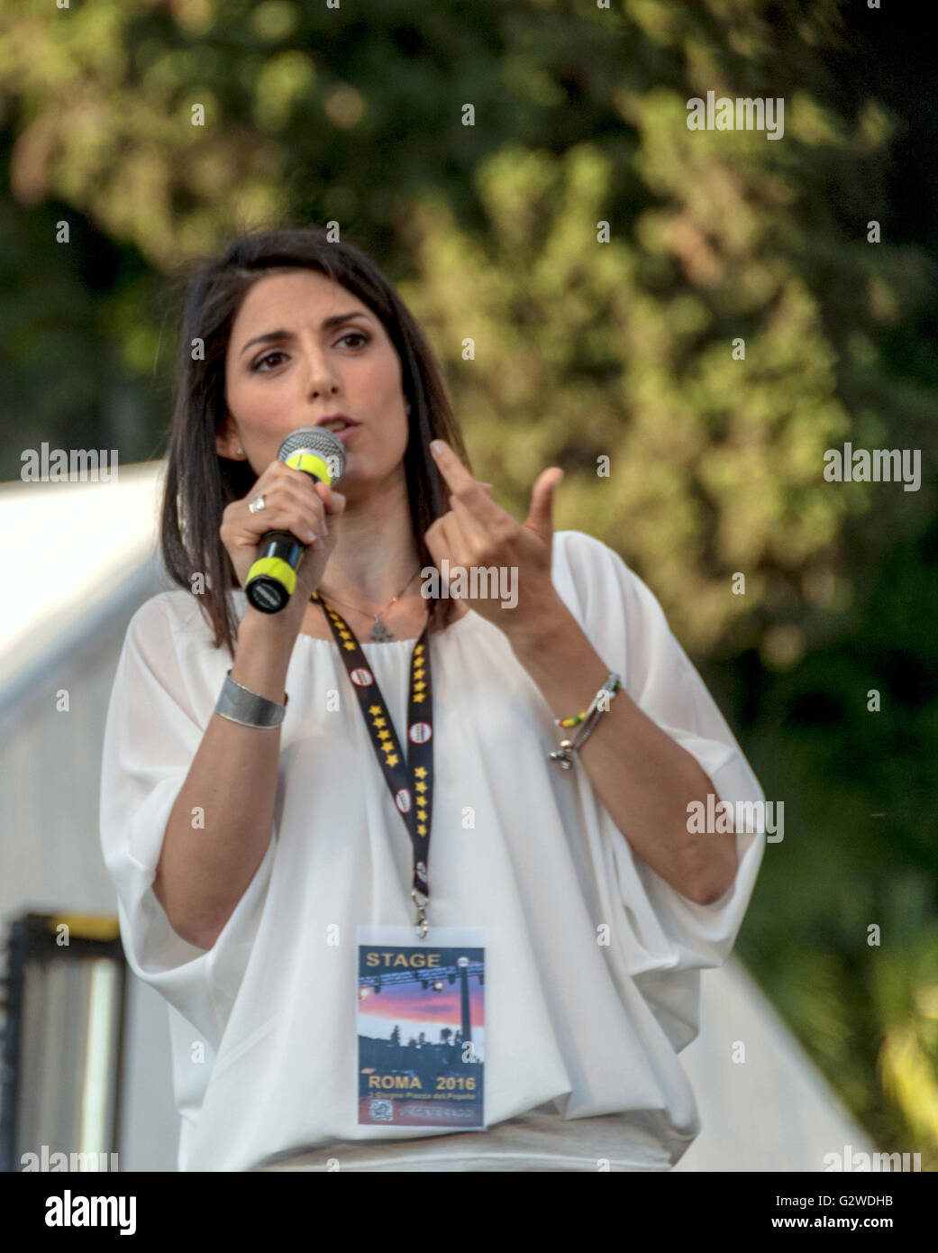 Rom, Italien. 3. Juni 2016. Die Kandidaten für das Bürgermeisteramt von Rom Virginia Strahlen der 5 Sterne-Bewegung auf der Bühne auf der Piazza del Popolo für die Abschlusskundgebung der Kampagne Credit: Patrizia Cortellessa/Alamy Live News Stockfoto