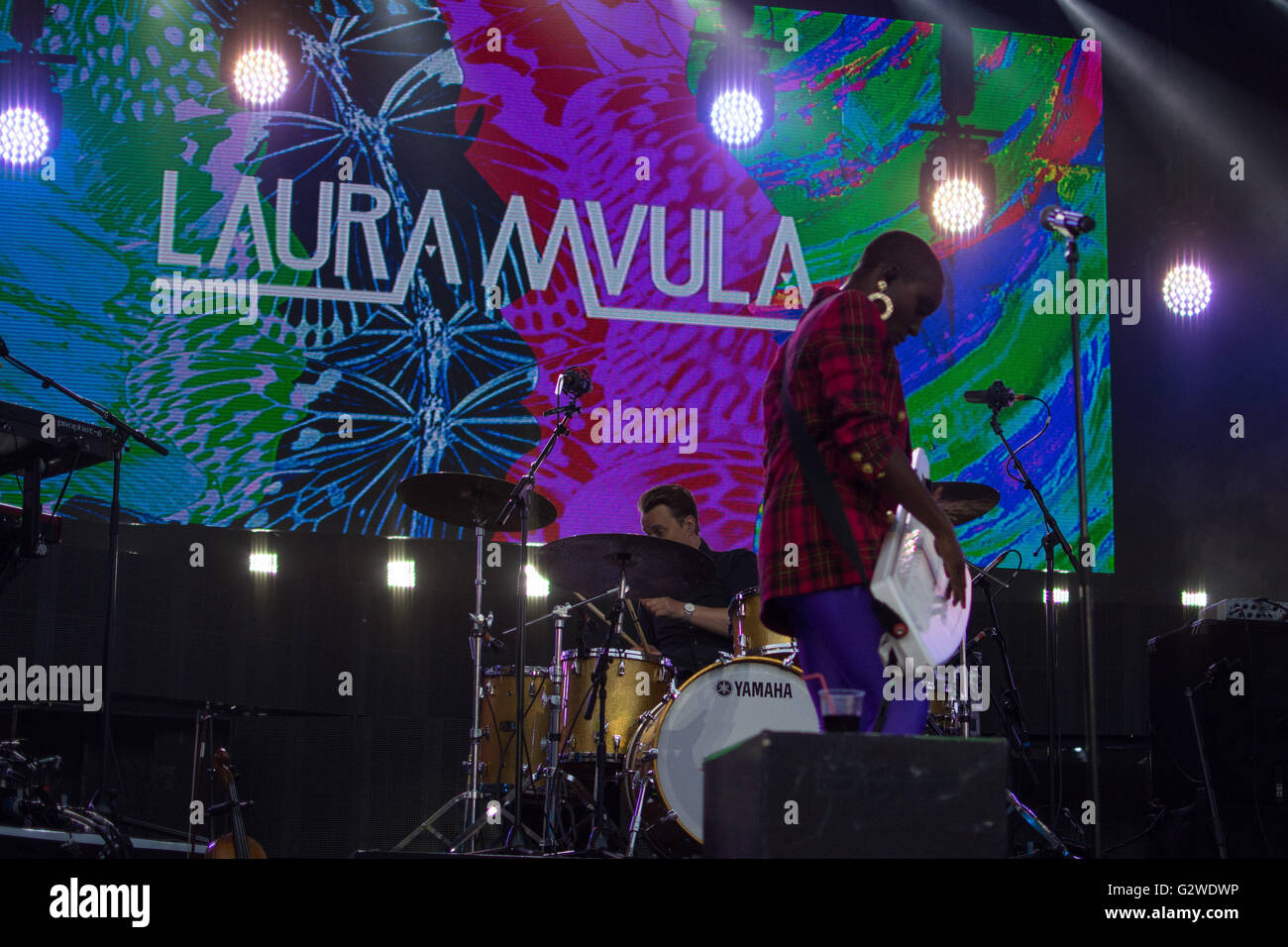 Eden Project. Cornwall. VEREINIGTES KÖNIGREICH. 3. Juni 2016. Laura Mvula ist ein Singer-Songwriter aus Birmingham, die bekannt für ihre einzigartigen orchestralen pop-Sound. Beifall und eine Top-Ten-Chart-Position im März 2013 erschien ihr Debüt-Album, Sing auf den Mond. Ihr zweites Studioalbum, The Dreaming Room wird voraussichtlich am 17. Juni veröffentlicht werden. BBC Music Day ist für das zweite Jahr Rückkehr feiern alle Arten von Musik aus dem Vereinigten Königreich und den Kanalinseln. Bildnachweis: Simon Maycock/Alamy Live-Nachrichten Stockfoto