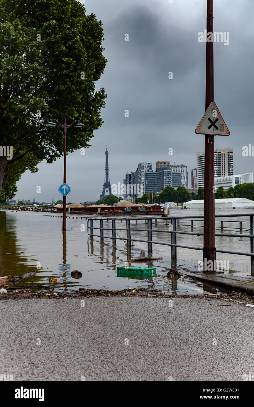 Paris, Frankreich. 3. Juni 2016. Seine Flusswasser Überschwemmungen nach größeren Regenfällen. Überfluteten Straße mit Eiffelturm im Hintergrund Credit: Guillaume Louyot/Alamy Live News Stockfoto