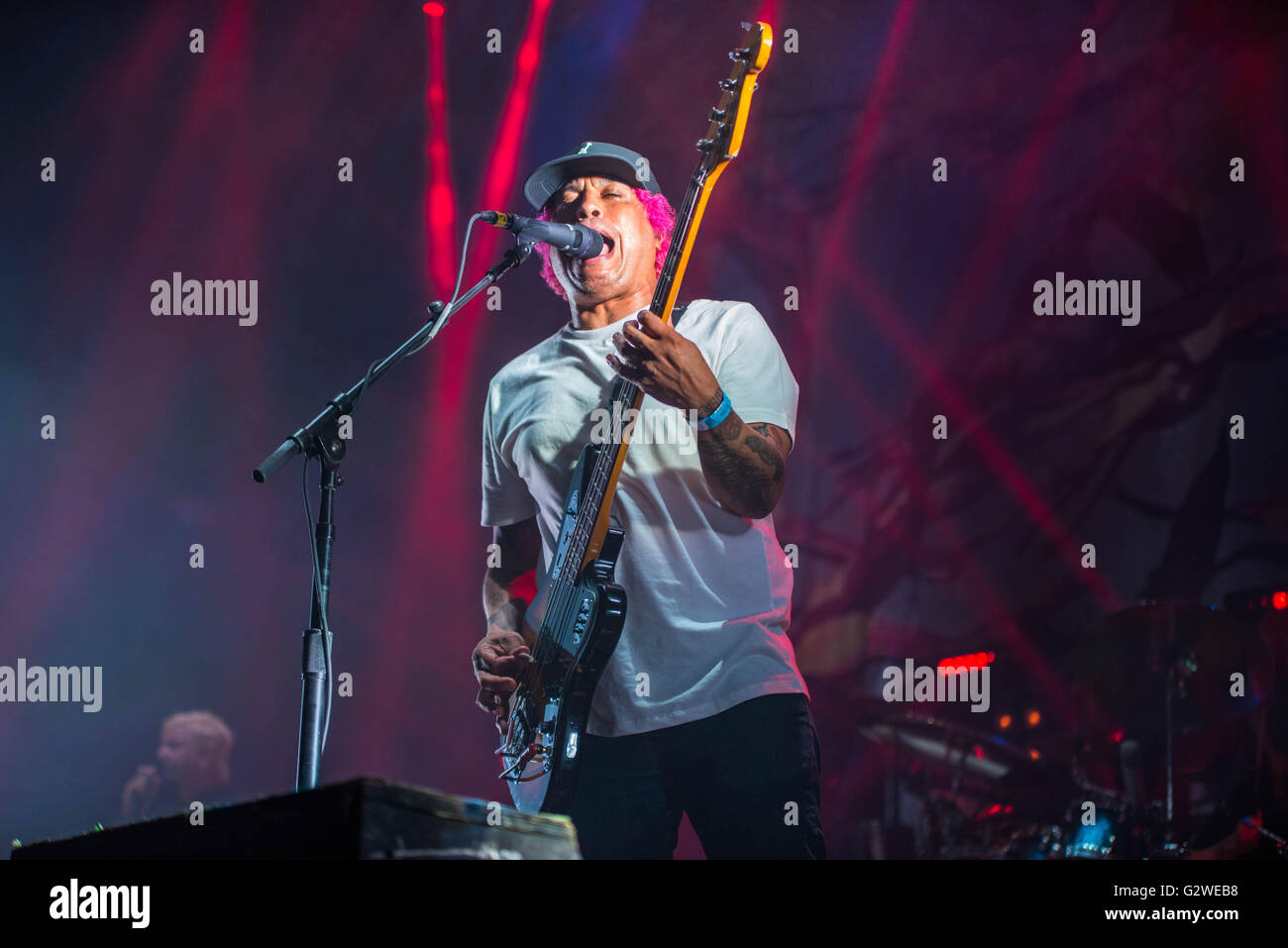 Sergio Vega von Deftones führt auf der Bühne Wembley Arena SSE am 3. Juni 2016 in London. Bildnachweis: Michael Jamison/Alamy Live-Nachrichten Stockfoto