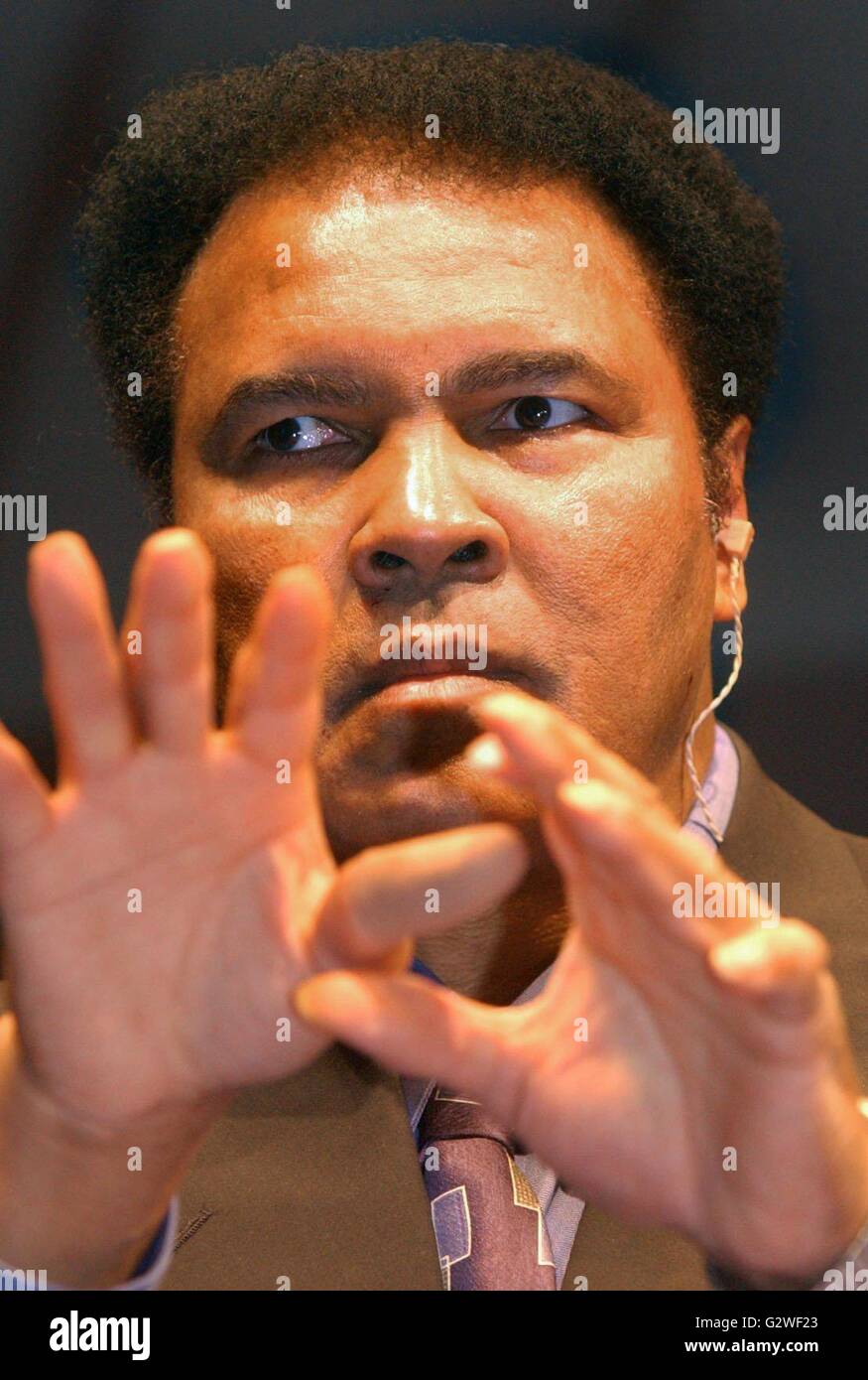 (Dpa) - Box-Legende Muhammad Ali Gesten wie er die Premiere von seinem besucht film "Ali" in Riesa, Ostdeutschland, 28. Juni 2002. Die ehemalige Champion schwere zahlt sich ein Besuch nach Deutschland anlässlich der deutschen Erstaufführung von seiner biographischen Film, der konzentriert sich hauptsächlich auf die Zeit zwischen Alis ersten WM-Titel im Jahr 1964 und "Rumble in the Jungle" gegen G. Foreman in Kinshasa. | weltweite Nutzung Stockfoto