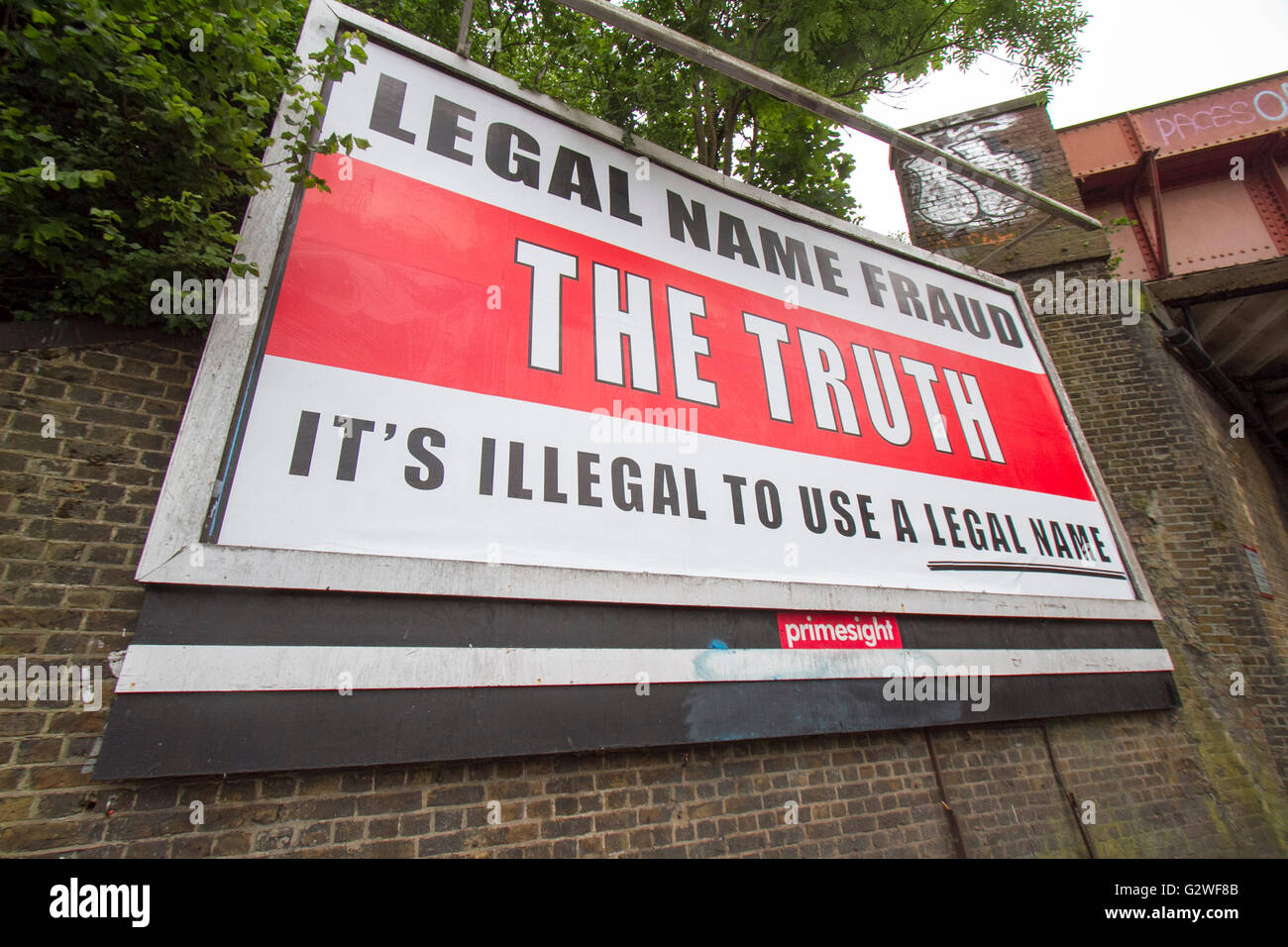 London UK. 4. Juni 2016. Geheimnis Plakatwände in ganz Großbritannien mit einer Nachricht in großer Schrift ausgelaugt haben '' Legal Name betrug - The Truth ". Die Plakate auch behaupten, dass "es illegal ist, einen rechtlichen Namen verwenden" und wer geboren in Großbritannien sofort geht in das Eigentum der Krone wenn sie, bei der Geburt registriert sind, sowie ihre "legale" Name selbst laut der Website Credit: Amer Ghazzal/Alamy Live-Nachrichten Stockfoto