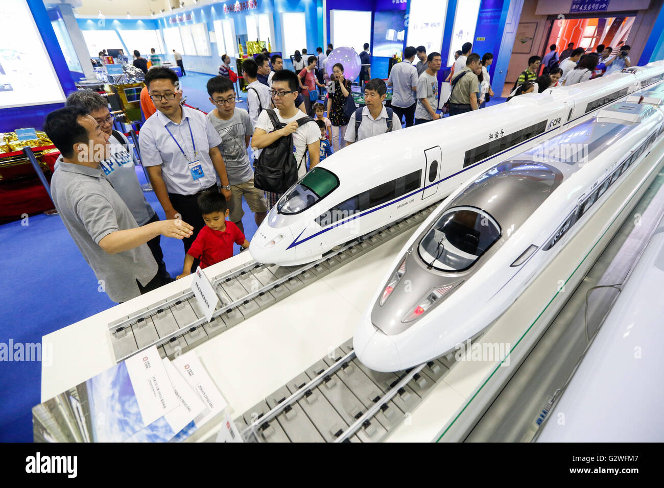 Peking, China. 4. Juni 2016. Die Besucher freuen sich auf Modelle der High-Speed-Züge, die von China Railway Rolling Stock Corporation (CRRC) während einer Ausstellung über Chinas Wissenschaft und Technologie Errungenschaften den Zeitraum 12. Fünfjahresplan (2011-2015) in Peking, Hauptstadt von China, 4. Juni 2016. © Shen Bohan/Xinhua/Alamy Live-Nachrichten Stockfoto