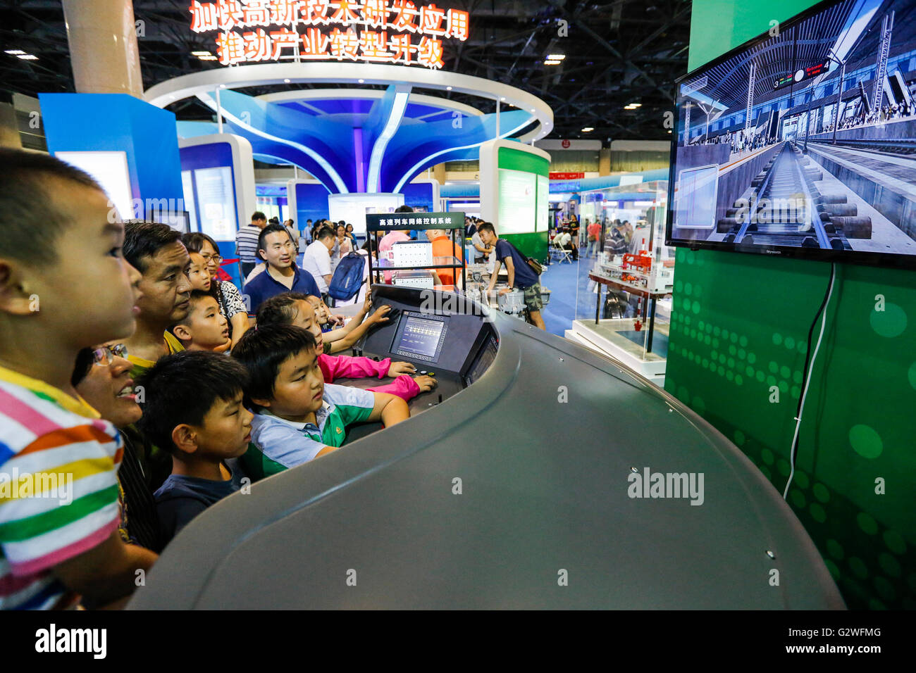 Peking, China. 4. Juni 2016. Besucher in diesem Video am Messestand der China Railway Rolling Stock Corporation (CRRC) während einer Ausstellung über Chinas Wissenschaft und Technologie Errungenschaften den Zeitraum 12. Fünfjahresplan (2011-2015) in Peking, Hauptstadt von China, 4. Juni 2016. © Shen Bohan/Xinhua/Alamy Live-Nachrichten Stockfoto