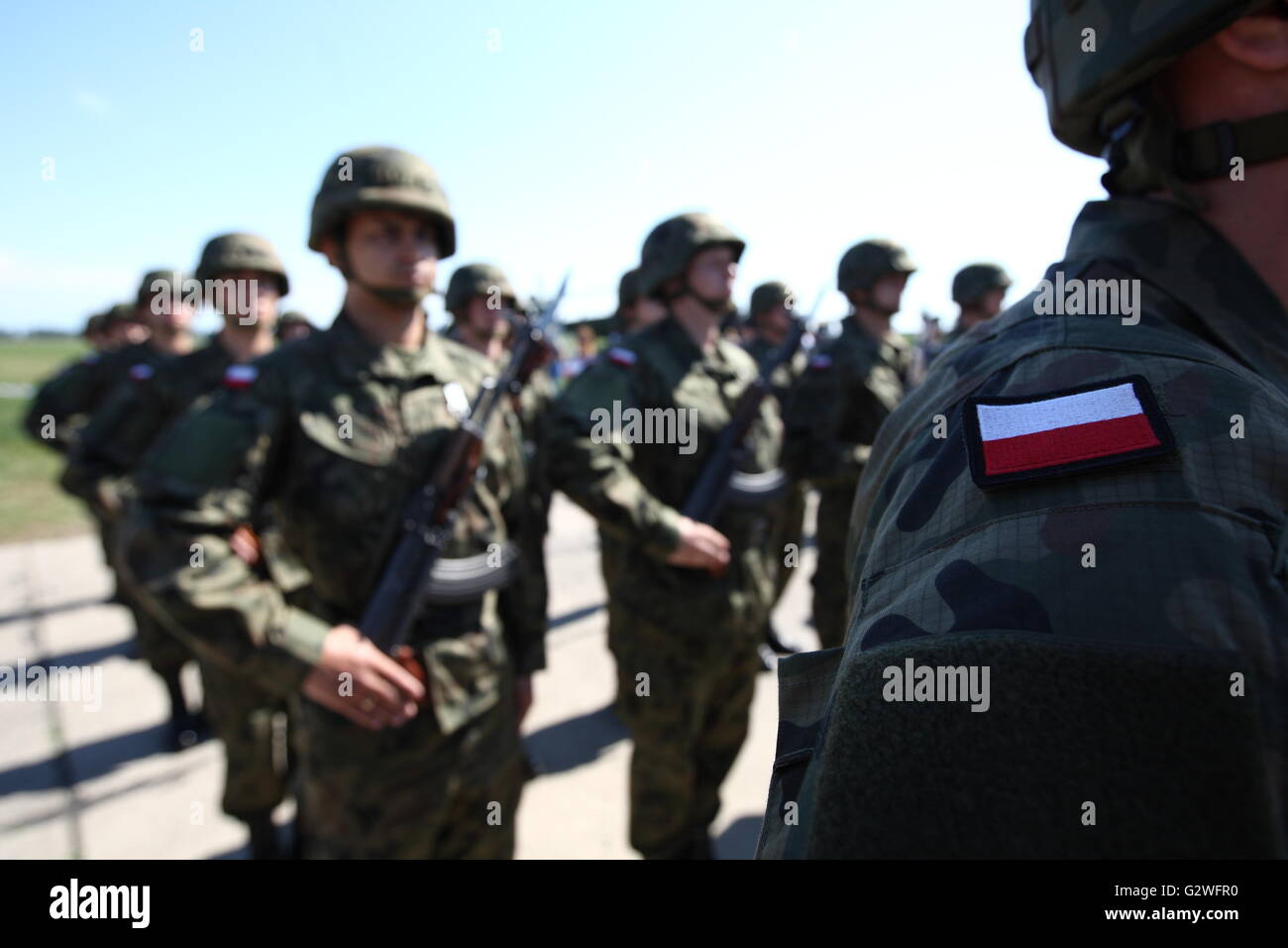 Pruszcz Gdanski, Polen 4. Juni 2016 49. Air Base in Pruszcz Gdanski. Dutzend nationalen Reservekräfte militärische Übersetzungseinsatz Eid Zeremonie wird gesehen. Nationale Reserve Kräfte (NSR) ist ein Bürger freiwillig militärische Formation in der zweiten Hälfte des Jahres 2010 nach dem Gesetz über die universelle Pflicht zur Verteidigung der polnischen Republik Polen gegründet. Das Gerät ist nach dem Vorbild der National Guard erstellt. Stockfoto