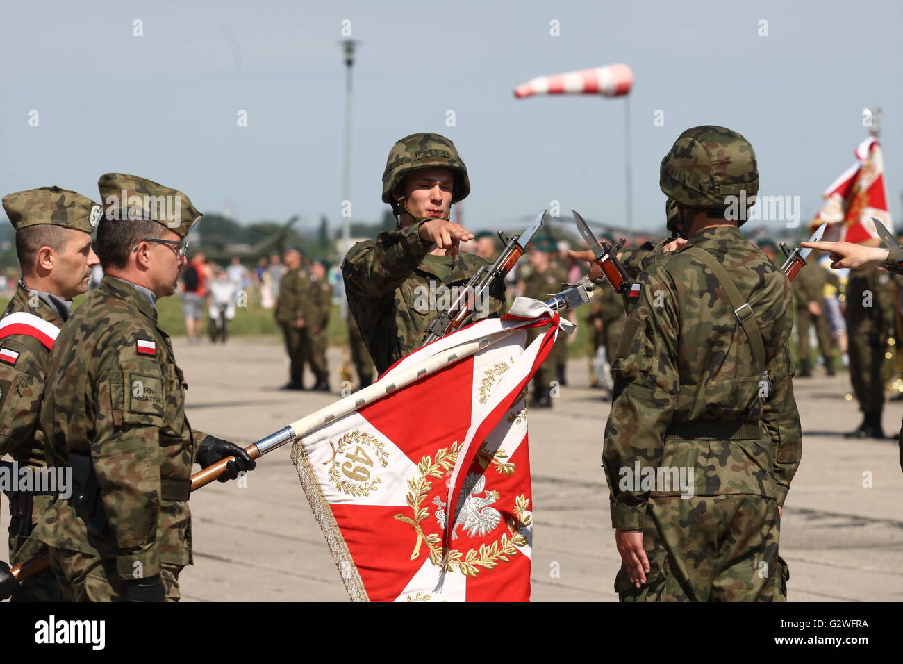 Pruszcz Gdanski, Polen 4. Juni 2016 49. Air Base in Pruszcz Gdanski. Dutzend nationalen Reservekräfte militärische Übersetzungseinsatz Eid Zeremonie wird gesehen. Nationale Reserve Kräfte (NSR) ist ein Bürger freiwillig militärische Formation in der zweiten Hälfte des Jahres 2010 nach dem Gesetz über die universelle Pflicht zur Verteidigung der polnischen Republik Polen gegründet. Das Gerät ist nach dem Vorbild der National Guard erstellt. Stockfoto