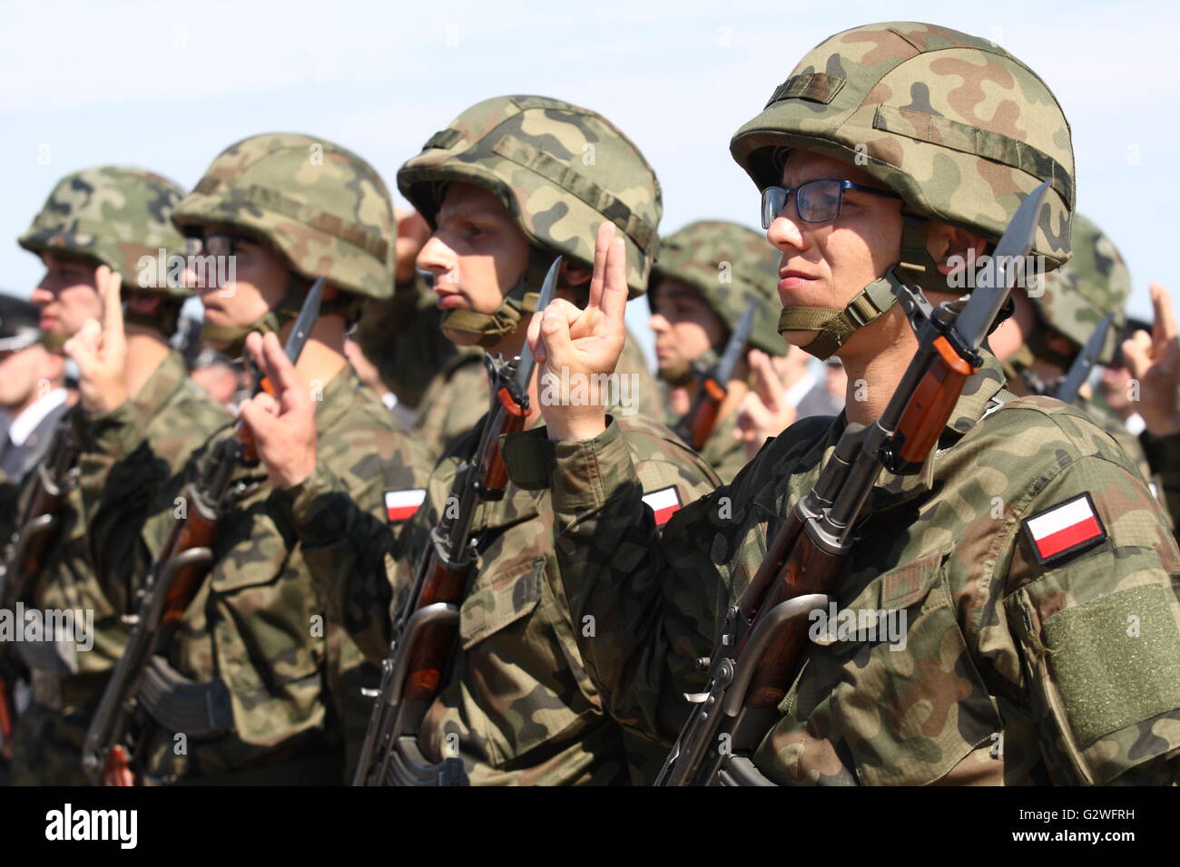 Pruszcz Gdanski, Polen 4. Juni 2016 49. Air Base in Pruszcz Gdanski. Dutzend nationalen Reservekräfte militärische Übersetzungseinsatz Eid Zeremonie wird gesehen. Nationale Reserve Kräfte (NSR) ist ein Bürger freiwillig militärische Formation in der zweiten Hälfte des Jahres 2010 nach dem Gesetz über die universelle Pflicht zur Verteidigung der polnischen Republik Polen gegründet. Das Gerät ist nach dem Vorbild der National Guard erstellt. Stockfoto