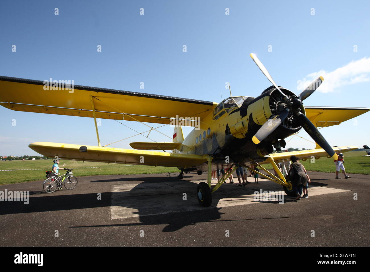 Pruszcz Gdanski, Polen 4. Juni 2016 Luftfahrtmesse in der 49. Air Base in Pruszcz Gdanski. Militärische Ausrüstung, Flugzeuge und Hubschrauber wurden auf der Messe gezeigt. Der wichtigste Punkt wurde von der U.S. Air Force Boeing AH-64 Apache Hubschrauber landen. Bildnachweis: Michal Fludra/Alamy Live-Nachrichten Stockfoto