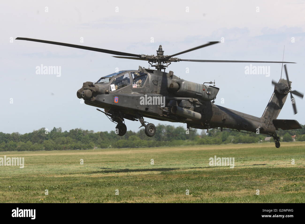 Pruszcz Gdanski, Polen 4. Juni 2016 Luftfahrtmesse in der 49. Air Base in Pruszcz Gdanski. Militärische Ausrüstung, Flugzeuge und Hubschrauber wurden auf der Messe gezeigt. Der wichtigste Punkt war die Landung von der US Air Force Boeing AH-64 Apache Hubschrauber (abgebildet) Credit: Michal Fludra/Alamy Live News Stockfoto