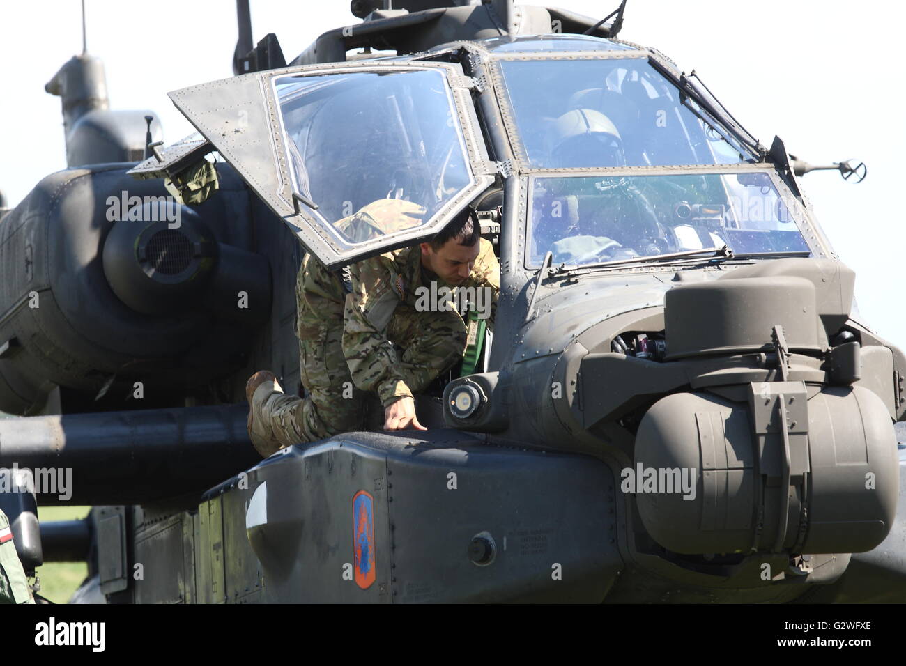 Pruszcz Gdanski, Polen 4. Juni 2016 Luftfahrtmesse in der 49. Air Base in Pruszcz Gdanski. Militärische Ausrüstung, Flugzeuge und Hubschrauber wurden auf der Messe gezeigt. Der wichtigste Punkt war die Landung von der US Air Force Boeing AH-64 Apache Hubschrauber (abgebildet) Credit: Michal Fludra/Alamy Live News Stockfoto