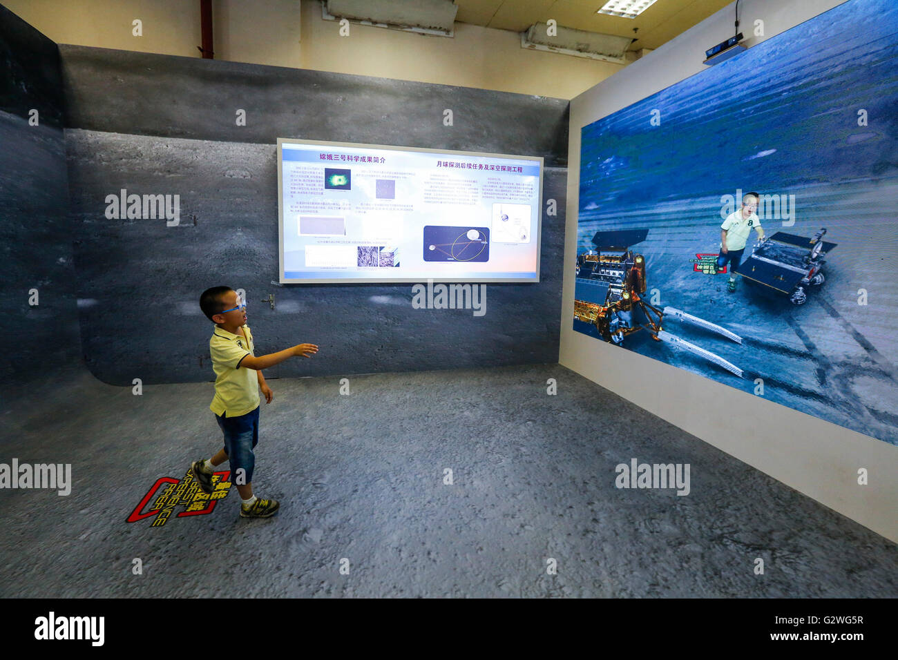 Peking, China. 4. Juni 2016. Ein Kind interagiert mit einer AR-Version von Chinas erste Mondfahrzeug Yutu während einer Ausstellung über Chinas Wissenschaft und Technologie Errungenschaften den Zeitraum 12. Fünfjahresplan (2011-2015) in Peking, Hauptstadt von China, 4. Juni 2016. Bildnachweis: Shen Bohan/Xinhua/Alamy Live-Nachrichten Stockfoto