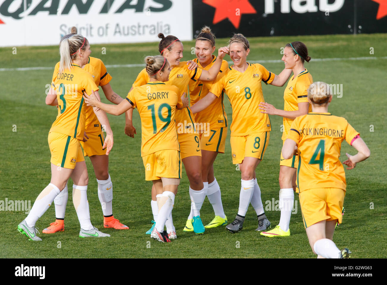 Ballarat. 4. Juni 2016. CAITLIN FOORD (9) von Australien feiert ihr Ziel bei einem internationalen Freundschaftsspiel zwischen der australischen Matildas und der New Zealand Football Farne als Teil des Teams Vorbereitung für die Olympischen Spiele in Rio im Morshead Park in Ballarat. Sydney Low/Cal-Sport-Medien. Bildnachweis: Csm/Alamy Live-Nachrichten Stockfoto