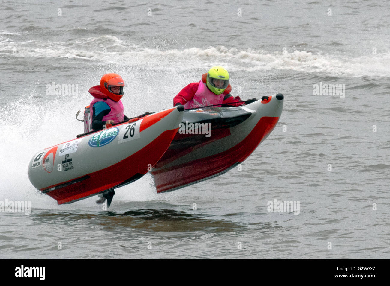 Internationalen Mersey River Festival, Liverpool, Merseyside. 4. Juni 2106. Der Fahrer dieses Thundercat Geschwindigkeit Boot bekommt in der Luft während der high-Speed trial Zeitereignis am Fluss Mersey. Die Attraktion erscheint als Teil des Mersey River Festival an der Liverpool Albert Dock über die Bank Holiday Wochenende stattfindet. Bildnachweis: Cernan Elias/Alamy Live-Nachrichten Stockfoto