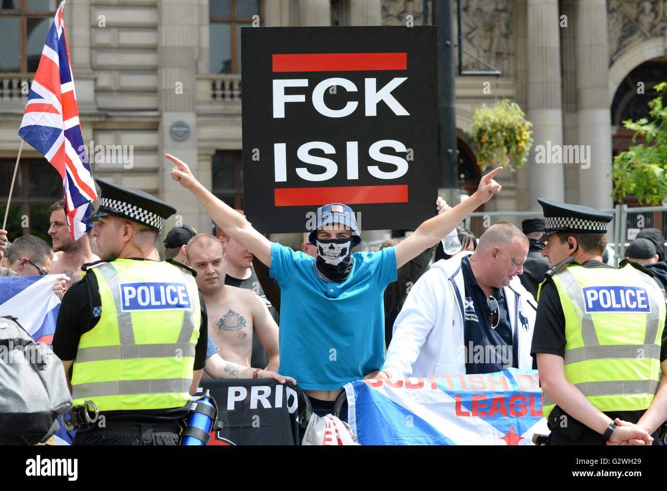 Glasgow, Schottland, Großbritannien. 04. Juni 2016. Anhänger der Schottischen Defence League hielt eine Demonstration in der George Square, Glasgow, die eine große Anwesenheit der Polizei gefordert. Eine Gegendemonstration von verschiedenen gewerkschaftlichen Gruppen und linken anti-Nazi-Lobbyisten waren auch auf dem Platz im Herzen der Stadt. Stockfoto