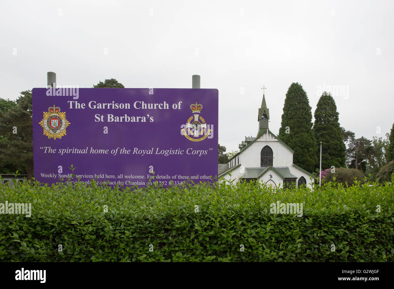 Deepcut Kasernen, die Garnison Kirche St. Barbara's vor der Princess Royal Barracks, Heimat der Königlichen Logistik Corp. gelegen Stockfoto