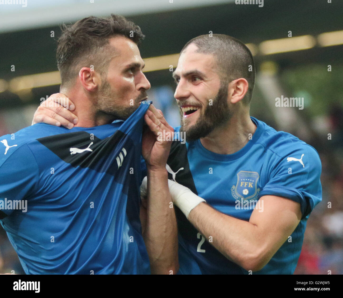 Frankfurt am Main, Deutschland. 3. Juni 2016. Kosovos Albert Bunjaku (l) küsst das Abzeichen auf seinem Hemd nach dem scoring machen es 1:0 während der internationalen Fußball zwischen dem Kosovo und Färöer im Frankfurter Volksbank-Stadion in Frankfurt (Main), Deutschland, 3. Juni 2016 übereinstimmen. Zu seiner rechten ist Teamkollege Fanol Perdedaj. Im Mai 2016 wurde Kosovo das 55. Mitglied der UEFA, was zu Protesten in Serbien. : Bildnachweis FRANK RUMPENHORST/Dpa: Dpa picture-Alliance/Alamy Live News Stockfoto