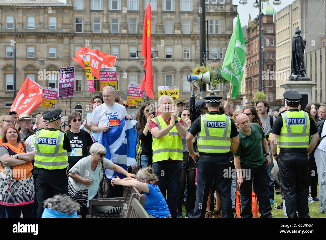 Glasgow, Schottland. 4. Juni 2016. Unterstützer des schottischen Kaitseliit Demonstration eine in George Square, Glasgow, die eine großen Polizeipräsenz gefordert. Eine Zähler-Demonstration von verschiedenen union Gruppen und linke Anti-Nazi-Lobbyisten (im Bild) wurden auch auf dem Platz im Herzen der Stadt. Alamy Live-Nachrichten Stockfoto