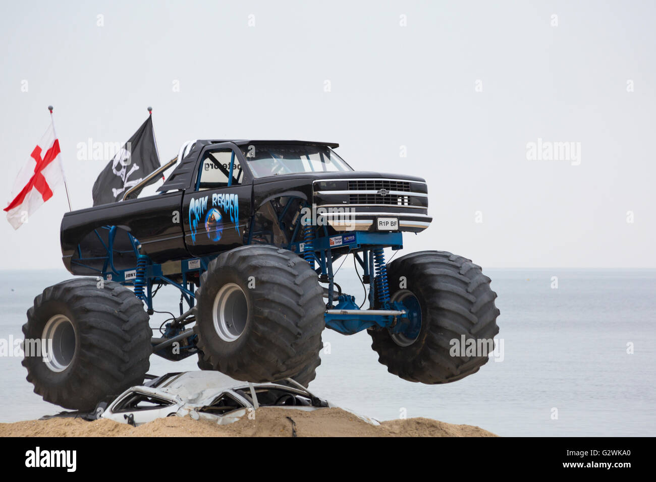 Bournemouth, Dorset UK vom 4. Juni 2016. Sensenmann Monster Truck quetsch Autos am Strand von Bournemouth am zweiten Tag der Bournemouth Räder Festival 2016 im Juni Credit: Carolyn Jenkins/Alamy Leben Nachrichten. Stockfoto