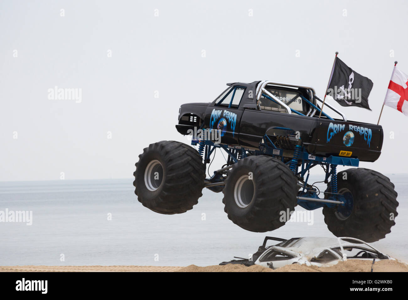 Bournemouth, Dorset UK vom 4. Juni 2016. Sensenmann Monster Truck in der Luft quetsch Autos am Strand von Bournemouth am zweiten Tag der Bournemouth Räder Festival 2016 im Juni Credit Jumping: Carolyn Jenkins/Alamy Leben Nachrichten. Stockfoto