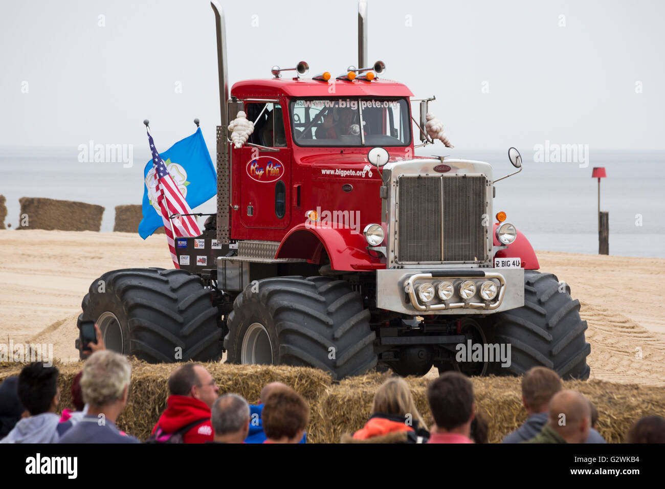 Bournemouth, Dorset UK vom 4. Juni 2016. Zuschauer, die Big Pete Monster Truck am zweiten Tag der Bournemouth Räder Festival 2016 im Juni Credit: Carolyn Jenkins/Alamy Leben Nachrichten. Stockfoto