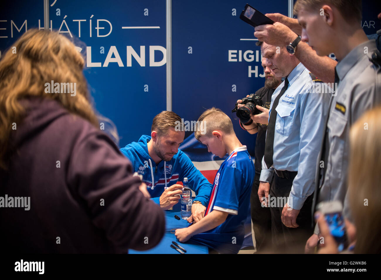Gylfi Sigurðsson Island UEFA Team Unterzeichnung, Reykjavik Stockfoto