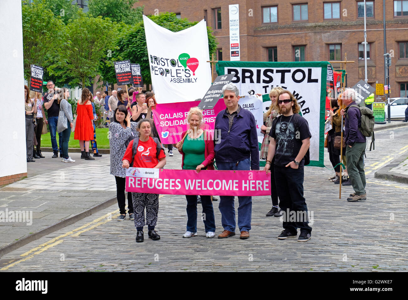 Bristol, UK. 4. Juni 2016. Demonstranten auf einer Demonstration Flüchtlinge willkommen hier marschieren durch die Straßen von Bristol. Die Demonstration wurde organisiert, um gegen die britische Regierung Politik gegenüber Flüchtlingen zu protestieren. Stockfoto