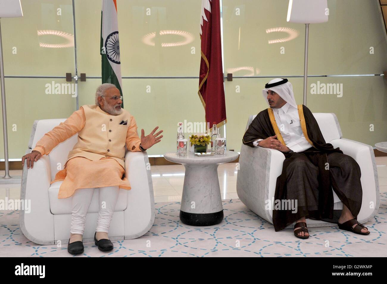 Doha, Katar. 4. Juni 2016. Katar Premierminister Abdullah bin Nasser bin Khalifa Al Thani, richtig, trifft sich mit indischen Premierminister Narendra Modi bei der Ankunft am internationalen Flughafen Hamad 4. Juni 2016 in Doha, Katar. Modi werden Gespräche mit dem Emir und Adresse der Wirtschaft halten. Bildnachweis: Planetpix/Alamy Live-Nachrichten Stockfoto