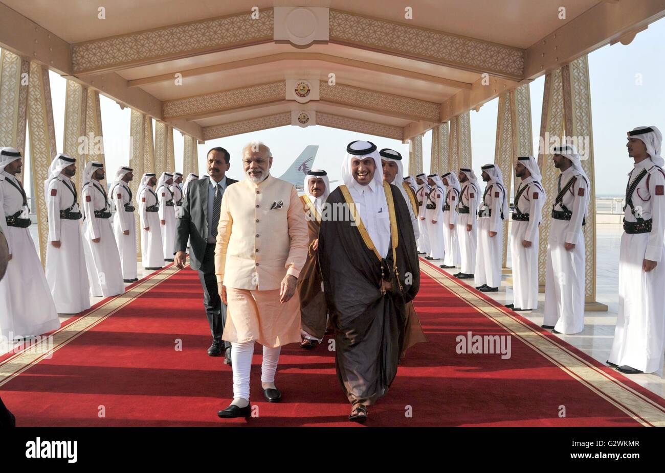 Doha, Katar. 4. Juni 2016. Katar Premierminister Abdullah bin Nasser bin Khalifa Al Thani, rechts, Escorts indische Premierminister Narendra Modi bei der Ankunft am internationalen Flughafen Hamad 4. Juni 2016 in Doha, Katar. Modi werden Gespräche mit dem Emir und Adresse der Wirtschaft halten. Bildnachweis: Planetpix/Alamy Live-Nachrichten Stockfoto