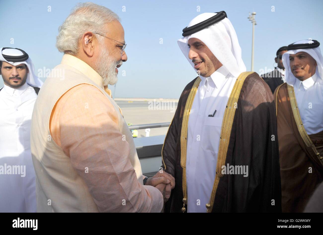 Doha, Katar. 4. Juni 2016. Katar Premierminister Abdullah bin Nasser bin Khalifa Al Thani, Recht, begrüßt der indische Premierminister Narendra Modi bei der Ankunft am internationalen Flughafen Hamad 4. Juni 2016 in Doha, Katar. Modi werden Gespräche mit dem Emir und Adresse der Wirtschaft halten. Bildnachweis: Planetpix/Alamy Live-Nachrichten Stockfoto