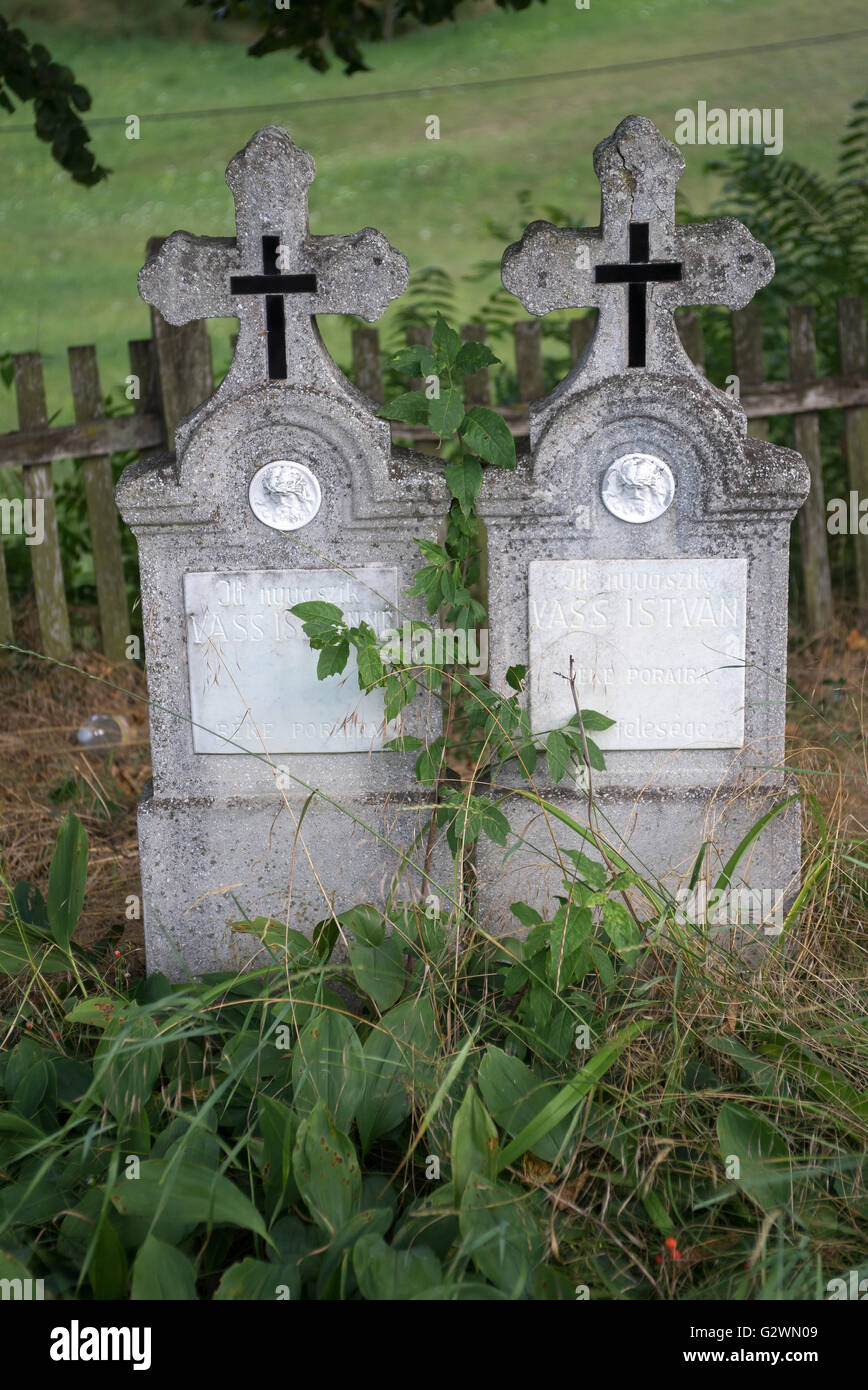 Cered, Ungarn, Doppelgrabstaette auf einem Friedhof Stockfoto