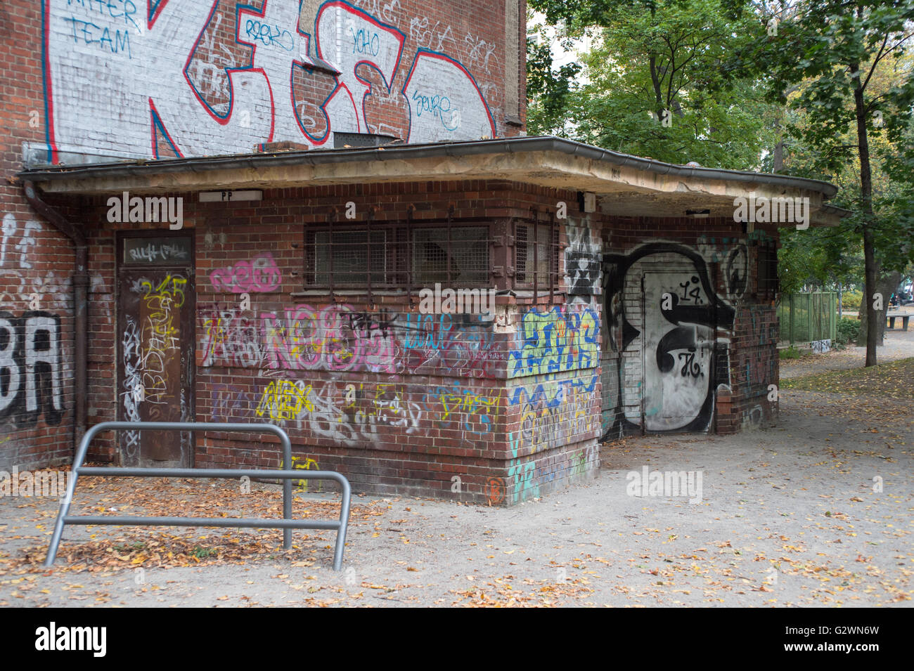 Berlin, Deutschland, historische Toilettenhaeuschen im Otto-Park in Berlin-Moabit Stockfoto