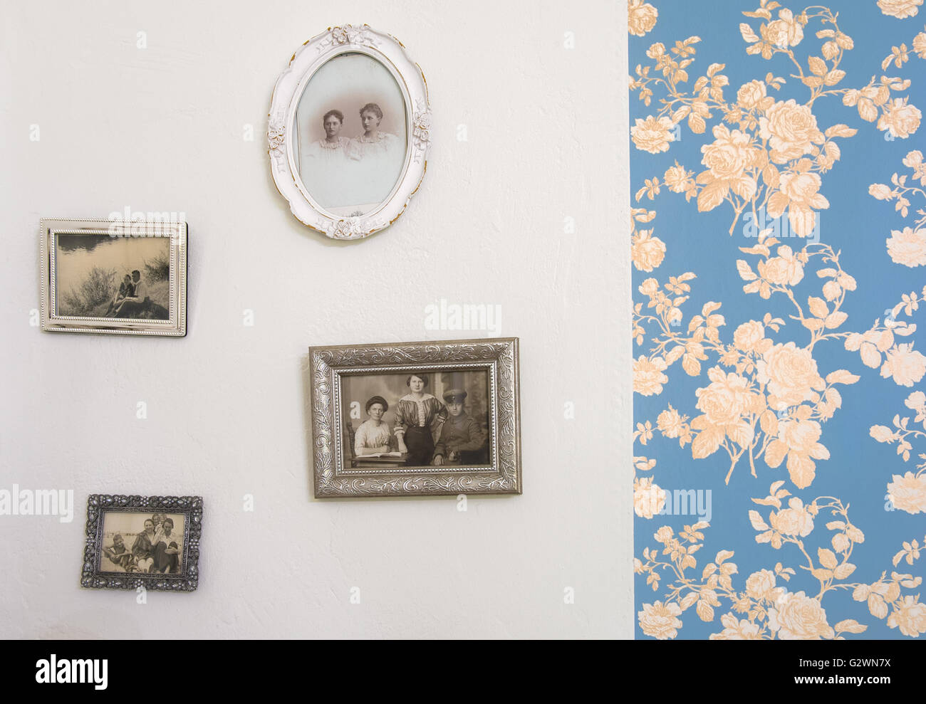 Berlin, Deutschland, Ausschnitt aus einer Wand mit historischen Bildern und Bluemchentapete Stockfoto