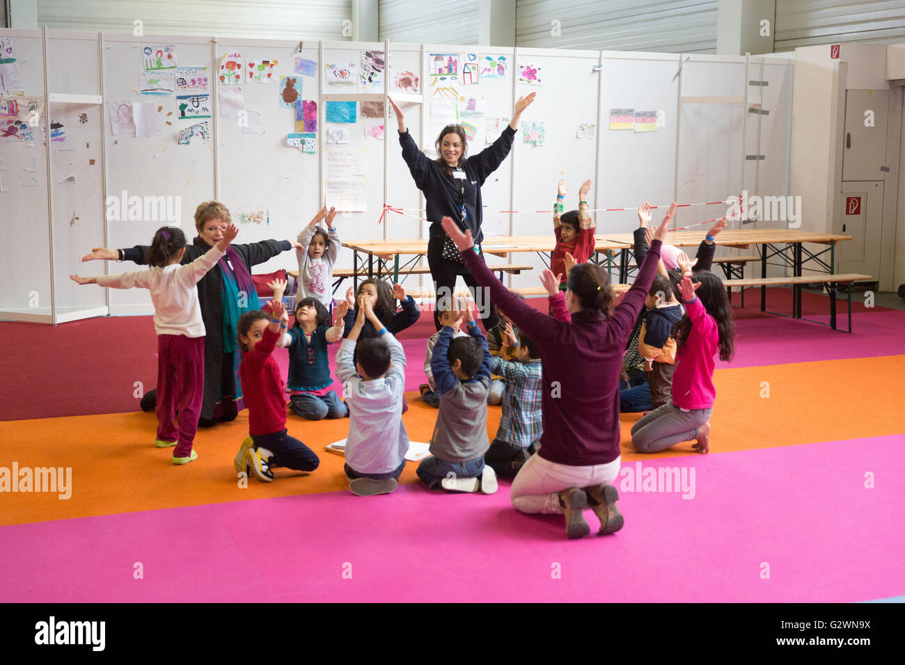 08.12.2015, Berlin, Berlin, Deutschland - Familie Ministerin Manuela Schwesig (SPD) besuchte in Berlin Convention Center ein Zufluchtsort für Flüchtlinge. Im Vorfeld von Malteser Unterkunft ca. 1.000 registrierte Flüchtlinge untergebracht sind, die meisten von ihnen Familien. Hier bei einem Besuch in Kinderbetreuung. 0DB151208D005CAROEX. JPG - nicht für den Verkauf in G E R M A N Y, A U S T R I A S W I T Z E R L A N D [MODEL-RELEASE: Nein, PROPERTY-RELEASE: Nein, (C) Caro Fotoagentur / Bleicker, http://www.caro-images.com, info@carofoto.pl - jegliche Nutzung dieses Bildes unterliegt GEMA!] Stockfoto